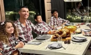 Ronaldo cùng gia đình diện đồ ngủ ở tiệc Giáng sinh Ronaldo cùng gia đình diện đồ ngủ ở tiệc Giáng sinh