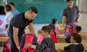 Cô trò Y Tý nhận trường lớp mới Cô trò Y Tý nhận trường lớp mới