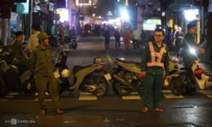 Thanh niên nghi bị điện giật chết khi qua đường ngập ở TP HCM